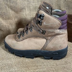women's nike acg hiking boots